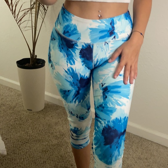 blue colorful pattern athletic cropped leggings - Picture 2 of 3